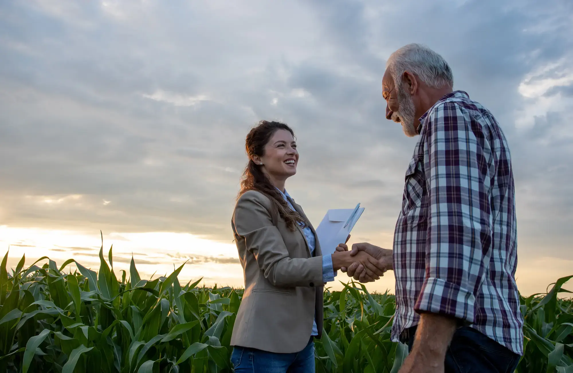 Conversación con un propietario rural en su terreno